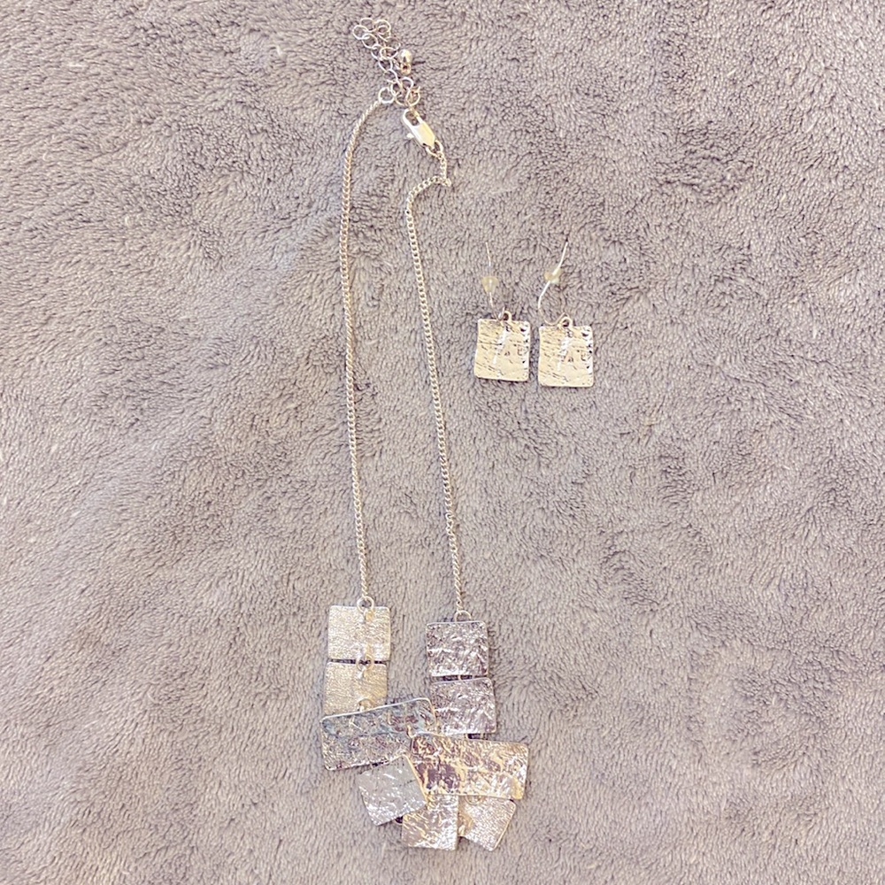 Geometric shape necklace with earrings new without TAG